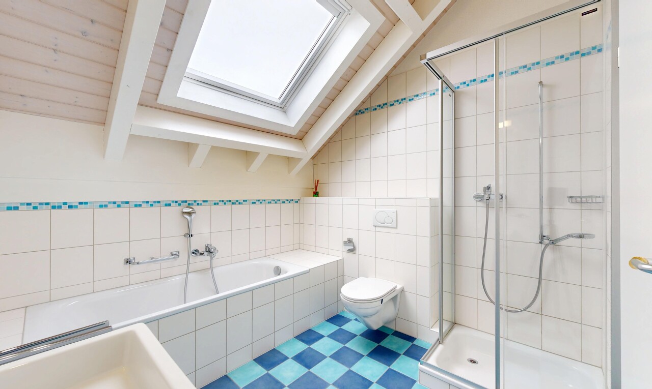 bad mit fliesenwand, tile wall, komplettes badezimmer, dusche, und inside property