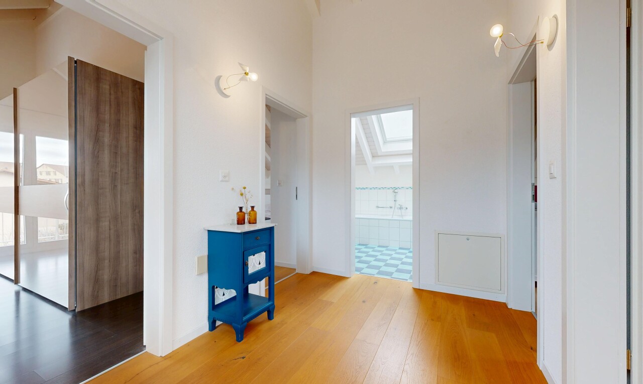 halle / korridor mit drywall, gipskartonwand, inside property, wood finish floor, und holzfußboden