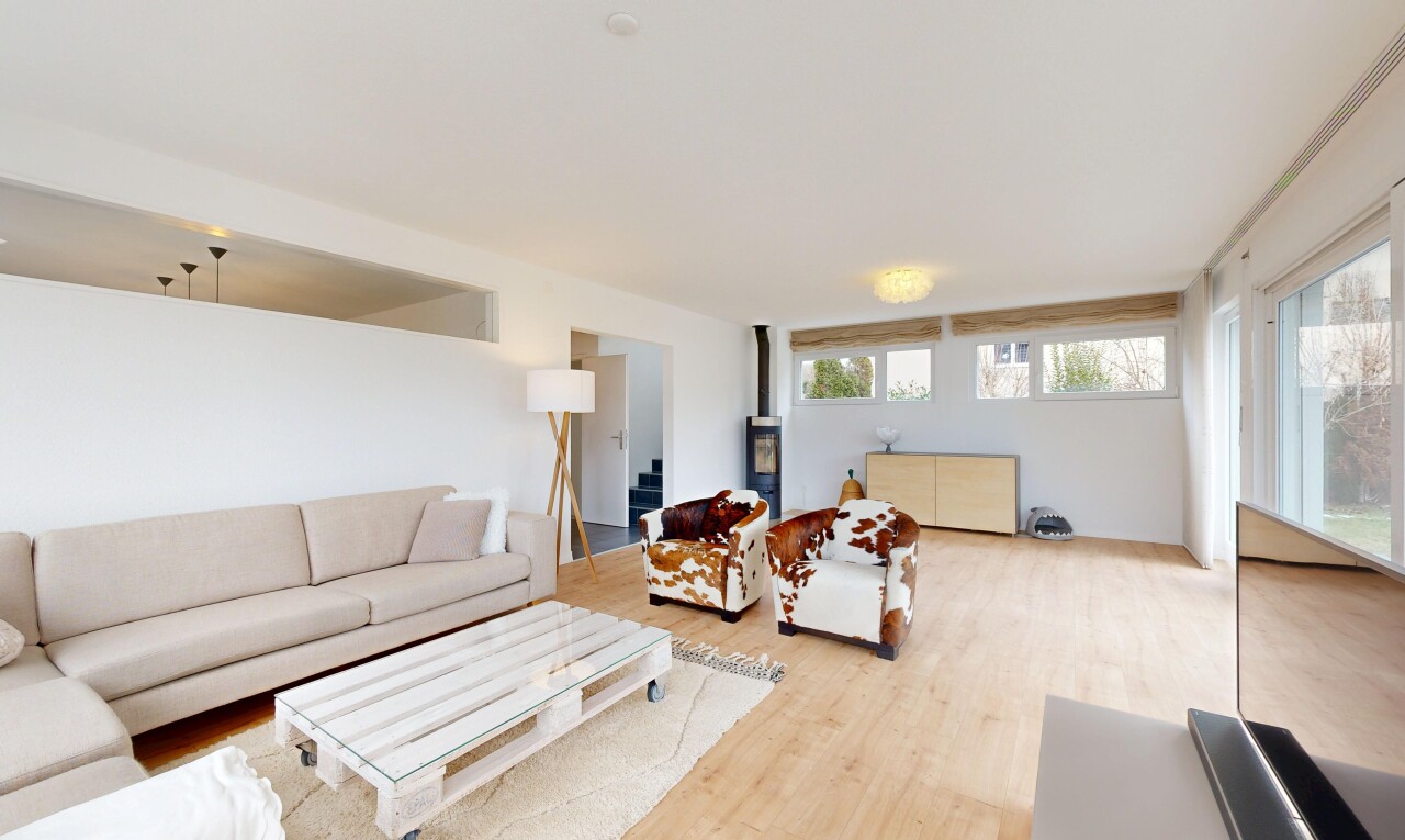 wohnzimmer mit inside property, fernseher, holzfußboden, wood finish floor, und natürliches licht