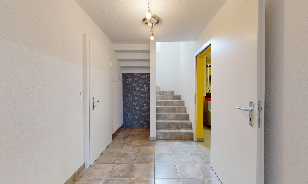 halle / korridor mit inside property, treppen, gipskartonwand, drywall, und fliesenboden