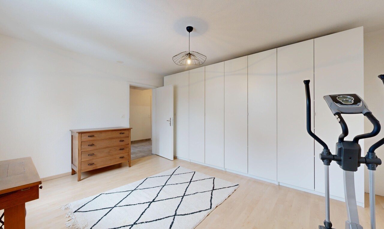 zimmer / schlafzimmer mit wood finish floor, holzfußboden, inside property, drywall, und gipskartonwand