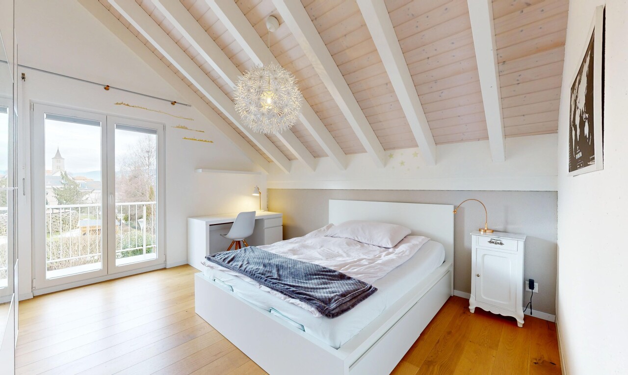 zimmer / schlafzimmer mit inside property, drywall, gipskartonwand, wood finish floor, und holzfußboden