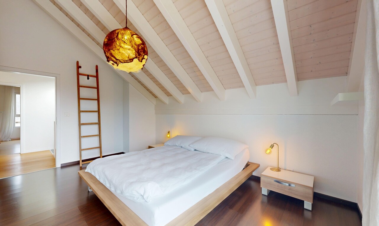 zimmer / schlafzimmer mit inside property, gipskartonwand, drywall, holzfußboden, und wood finish floor