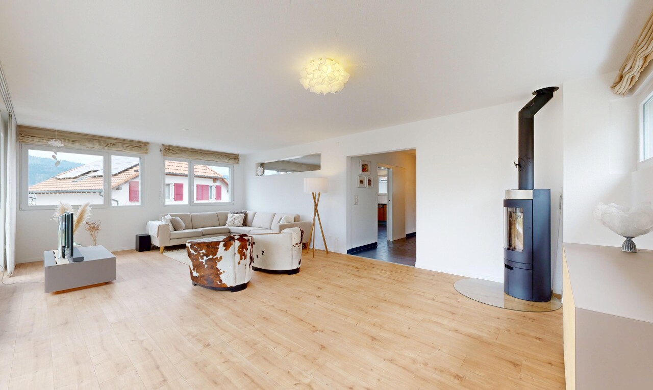 wohnzimmer mit wood finish floor, holzfußboden, drywall, gipskartonwand, und inside property