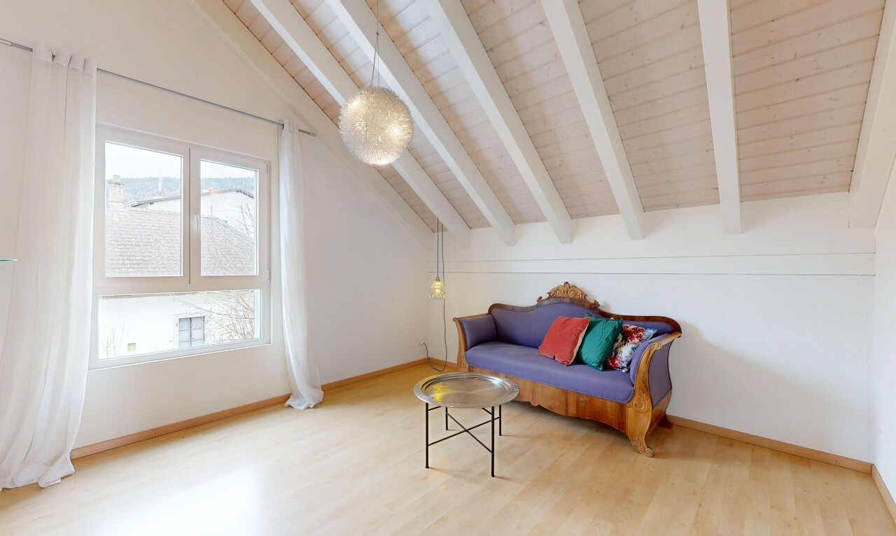 wohnzimmer mit drywall, gipskartonwand, wood finish floor, holzfußboden, und inside property