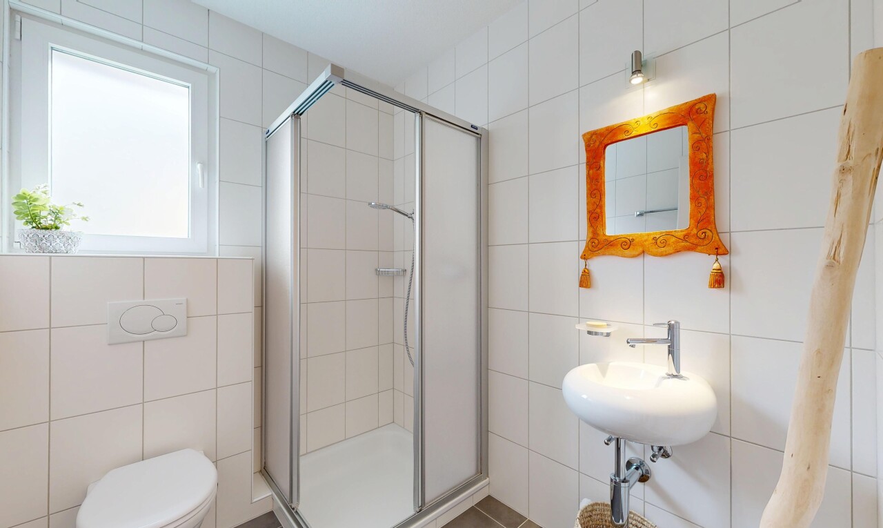 bad mit fliesenwand, tile wall, komplettes badezimmer, spiegel, und dusche
