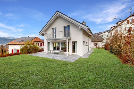 außenansicht mit stuckverkleidung, rasen, property visible, terrasse, und balkon