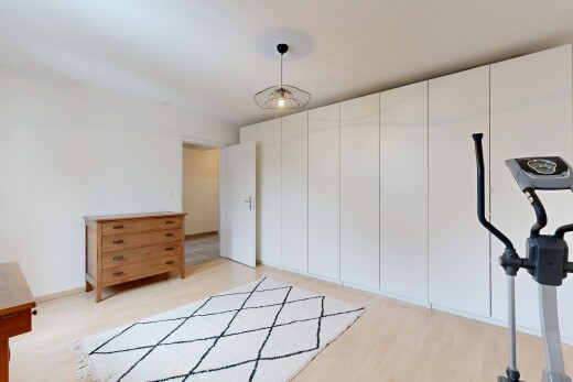 zimmer / schlafzimmer mit wood finish floor, holzfußboden, inside property, drywall, und gipskartonwand