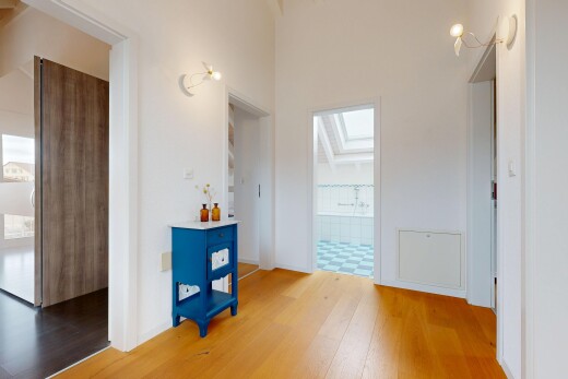 halle / korridor mit drywall, gipskartonwand, inside property, wood finish floor, und holzfußboden