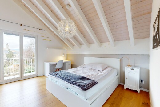 zimmer / schlafzimmer mit inside property, drywall, gipskartonwand, wood finish floor, und holzfußboden