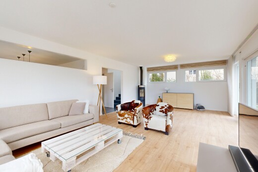 wohnzimmer mit inside property, fernseher, holzfußboden, wood finish floor, und natürliches licht