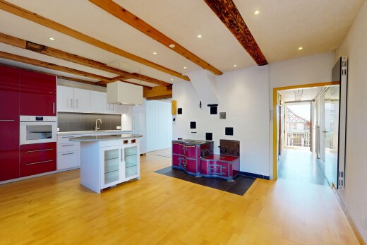 küche mit rote schränke, balkendecke, beamed ceiling, weiße schränke, und gipskartonwand