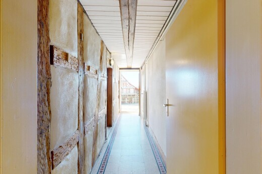 halle / korridor mit inside property, intarsienboden, inlaid floor, natürliches licht, und natural light