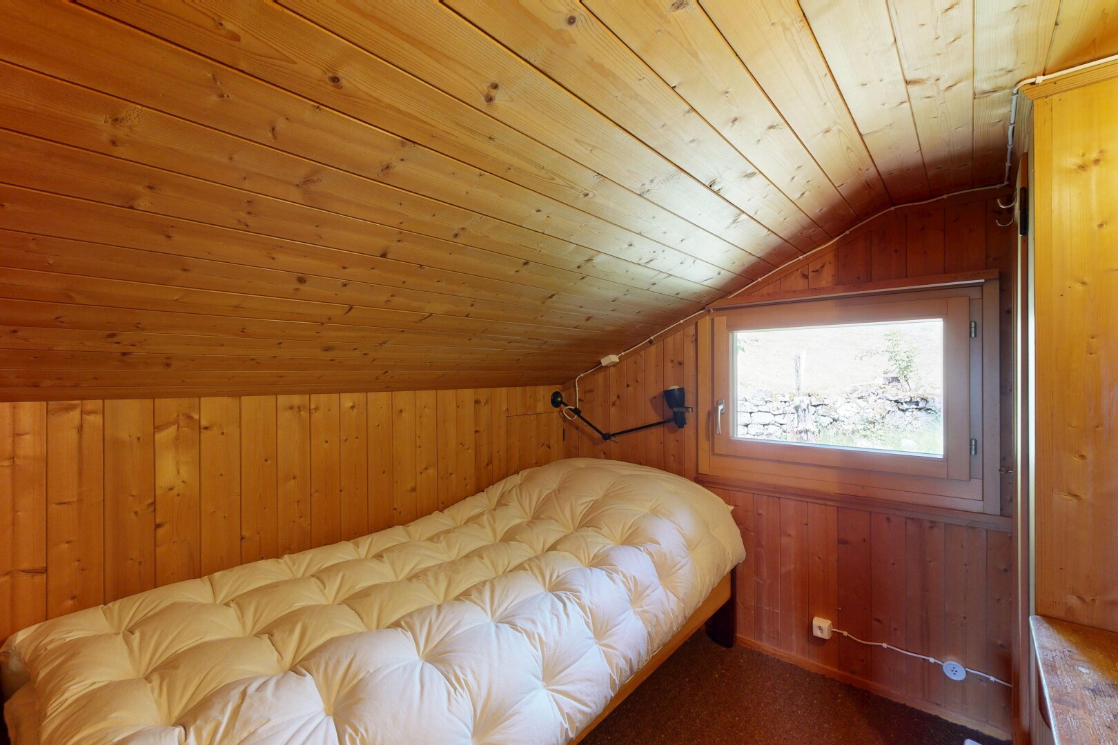 chambre avec mur en bois, wood wall, plafond en bois, wood ceiling, et plafond voûté