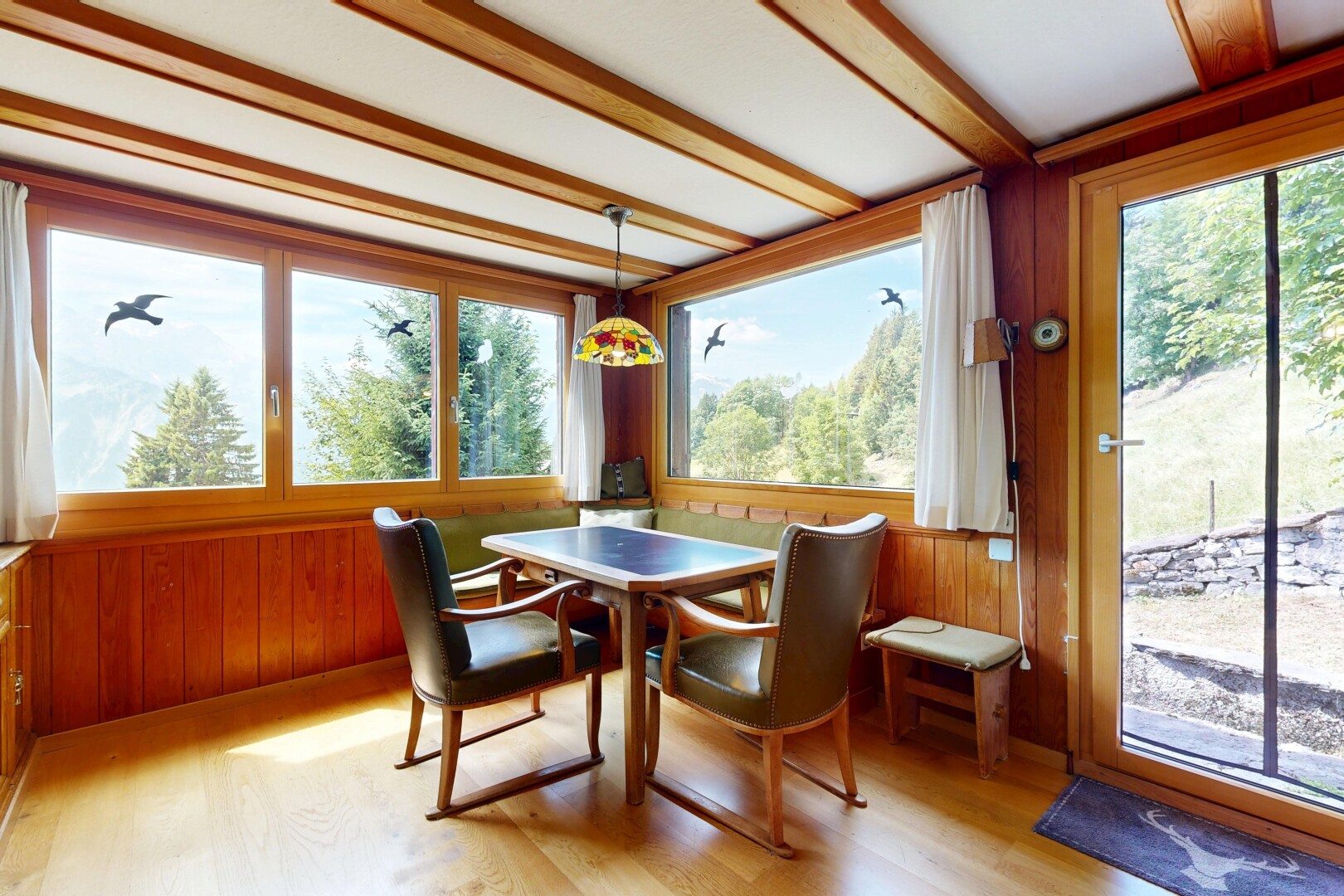 salle à manger avec mur en bois, wood wall, day time, inside property, et lumière naturelle