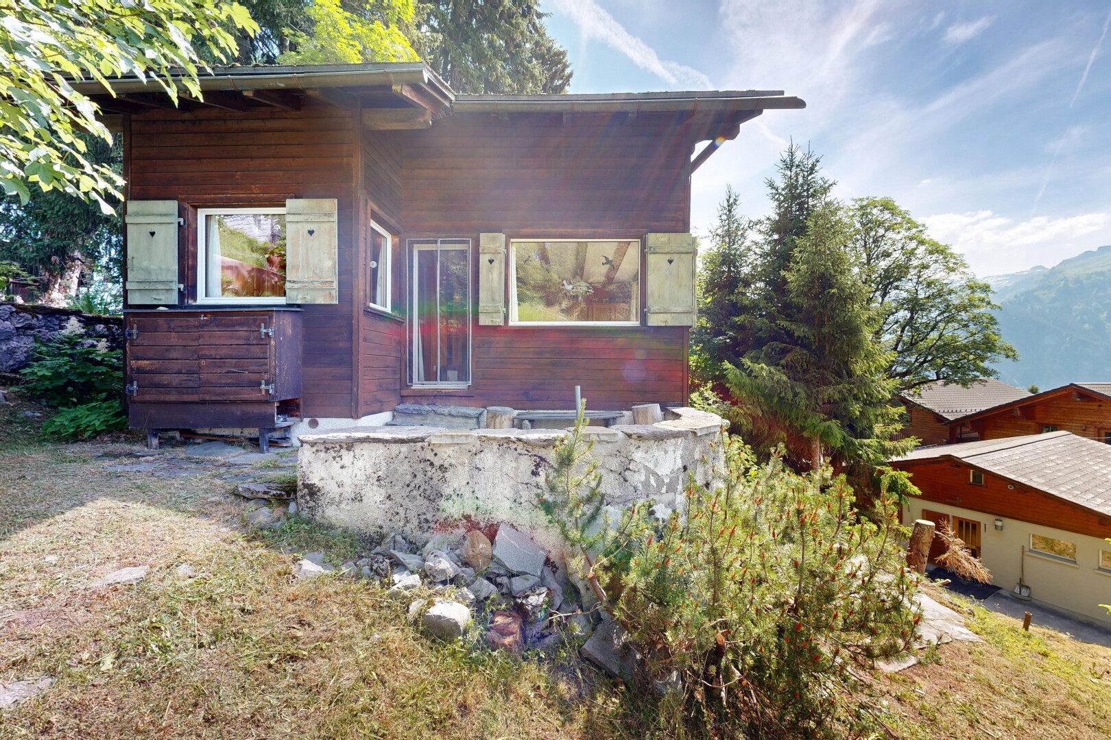 façade avec bardage en bois, bardage horizontal, property visible, et day time