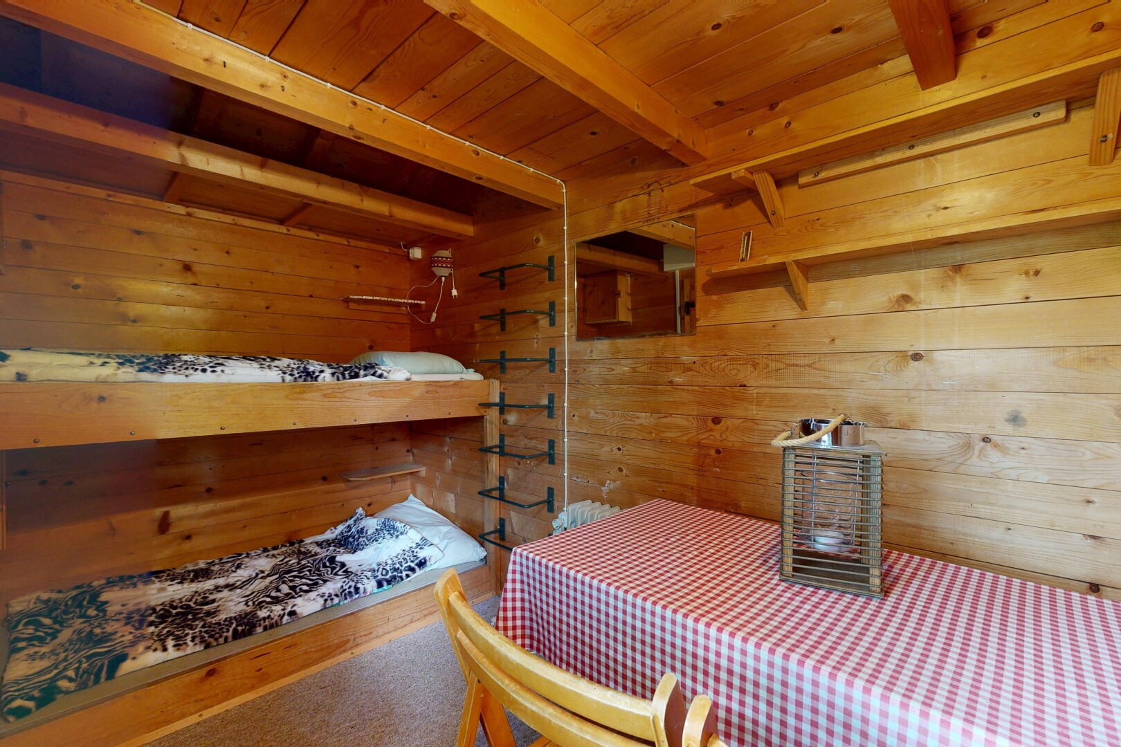 salle à manger avec mur en bois, wood wall, inside property, plafond en bois, et wood ceiling