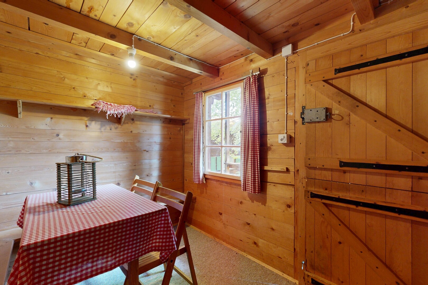salle à manger avec mur en bois, wood wall, plafond en bois, wood ceiling, et moquette