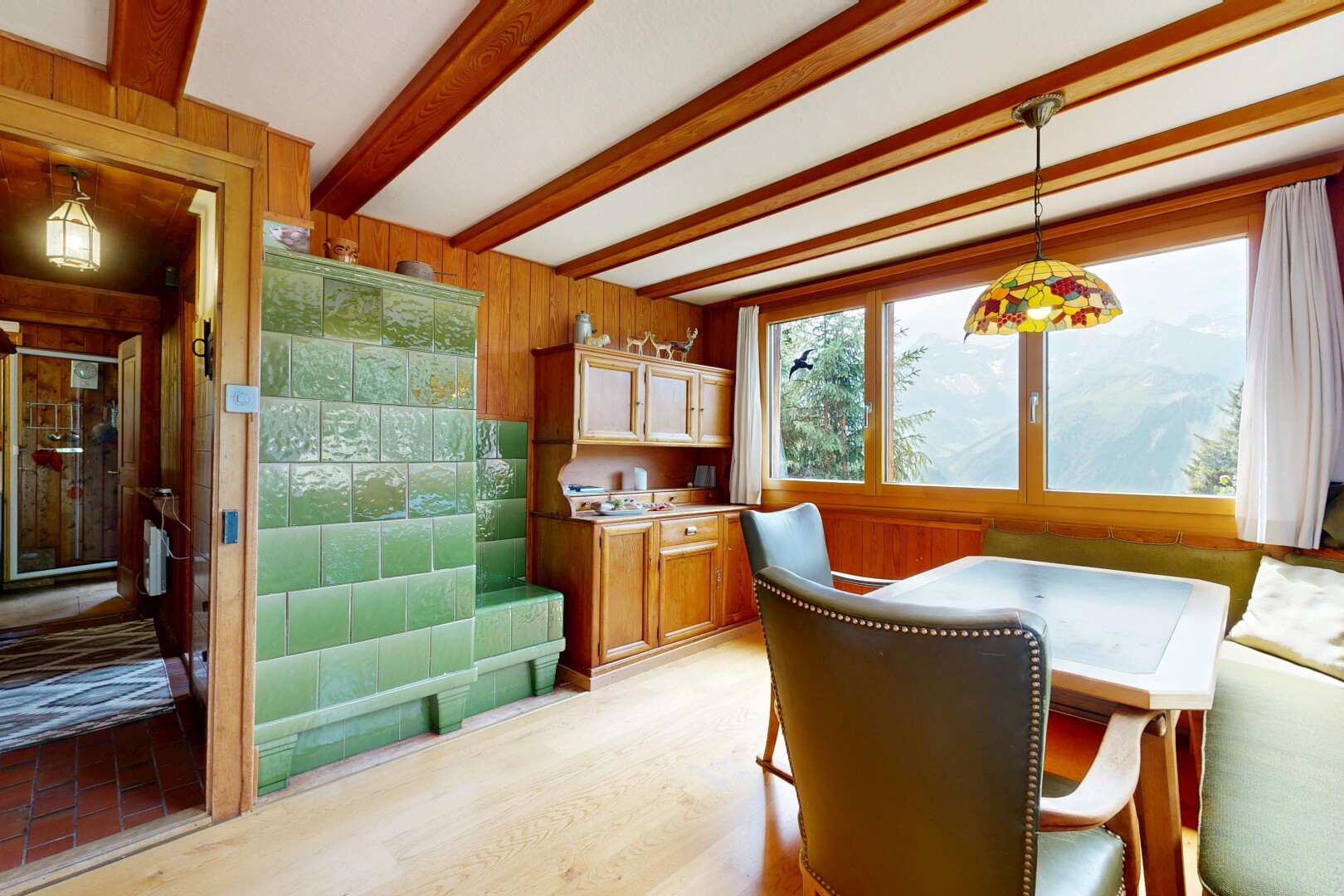 salle à manger avec mur en bois, wood wall, inside property, lumière naturelle, et natural light