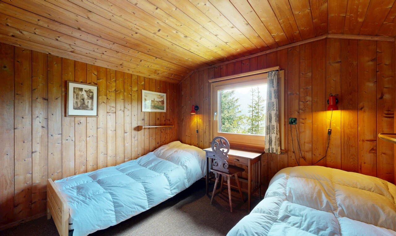 chambre avec plafond en bois, wood ceiling, plafond voûté, vaulted ceiling, et lumière naturelle