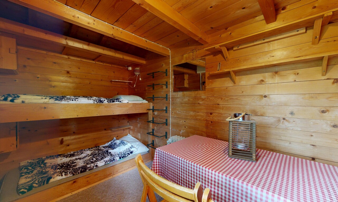 salle à manger avec mur en bois, wood wall, inside property, plafond en bois, et wood ceiling