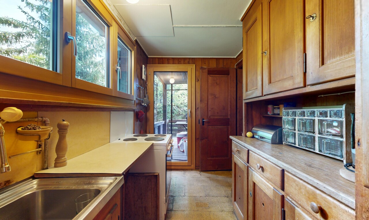 cuisine avec armoires marron moyen, medium brown cabinets, plans de travail, light countertops, et inside property