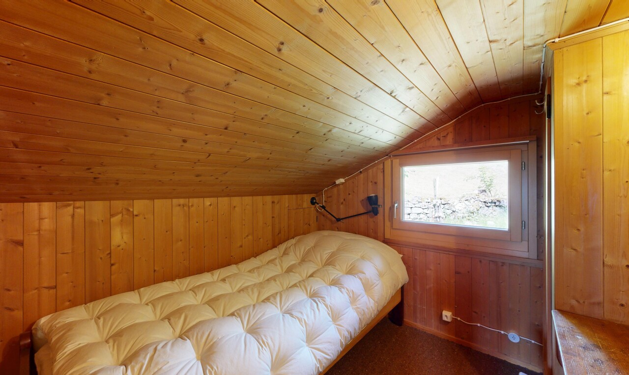chambre avec mur en bois, wood wall, plafond en bois, wood ceiling, et plafond voûté