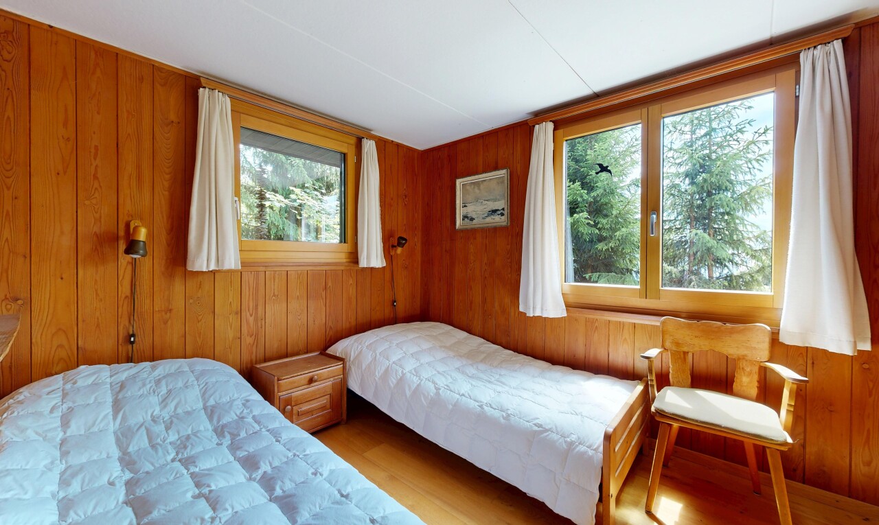 chambre avec mur en bois, wood wall, inside property, sol en finition bois, et wood finish floor