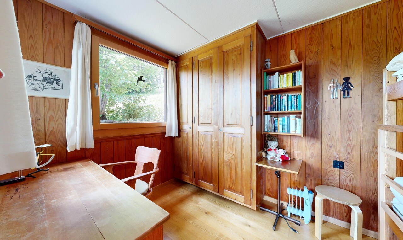 bureau avec mur en bois, wood wall, light floor, sol en finition bois, et wood finish floor