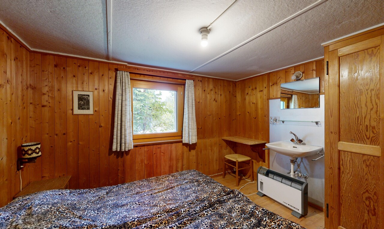 chambre avec plafond texturé, textured ceiling, inside property, lumière naturelle, et natural light