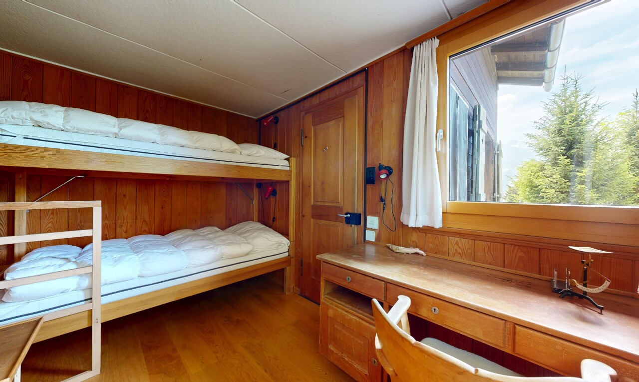 chambre avec mur en bois, wood wall, sol en finition bois, wood finish floor, et inside property