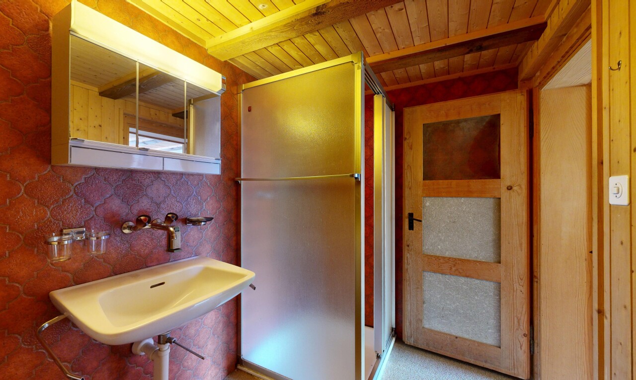 salle de bains avec miroir, évier, douche, salle de bain complète, et plafond en bois
