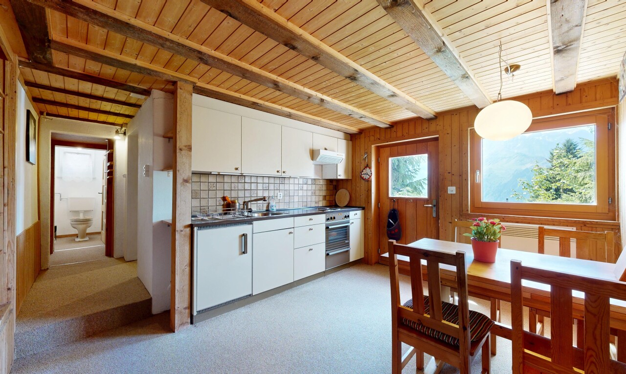 cuisine avec dark countertops, plans de travail, dosseret, backsplash, et light floor