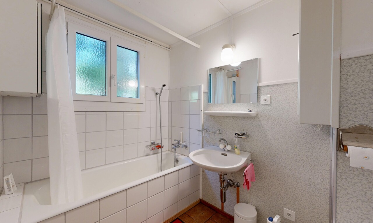 salle de bains avec salle de bain complète, douche-bain combinés, miroir, lumière naturelle, et natural light