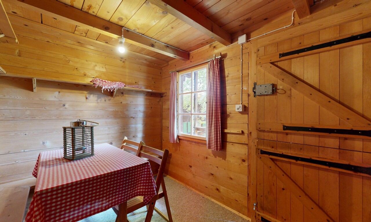 salle à manger avec mur en bois, wood wall, plafond en bois, wood ceiling, et moquette