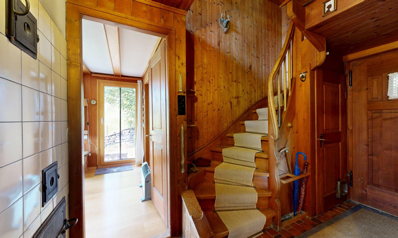 escaliers avec escaliers, lumière naturelle, natural light, mur en bois, et wood wall