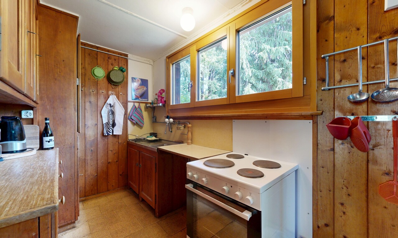 cuisine avec cuisinière, light floor, medium brown cabinets, armoires marron moyen, et lumière naturelle