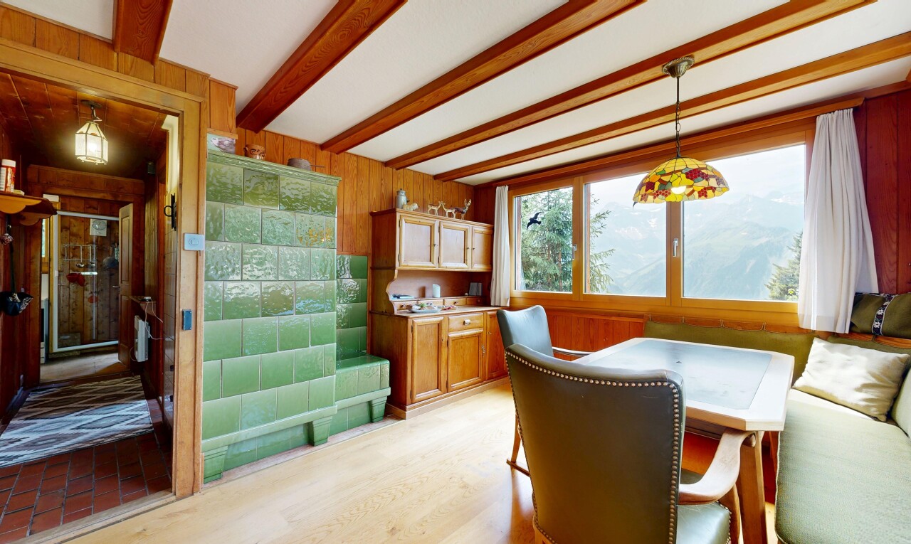 salle à manger avec mur en bois, wood wall, inside property, lumière naturelle, et natural light
