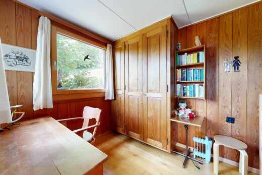 bureau avec mur en bois, wood wall, light floor, sol en finition bois, et wood finish floor