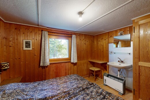 chambre avec plafond texturé, textured ceiling, inside property, lumière naturelle, et natural light