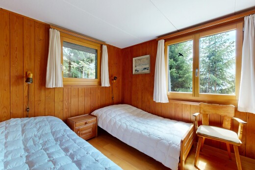 chambre avec mur en bois, wood wall, inside property, sol en finition bois, et wood finish floor