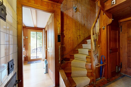 escaliers avec escaliers, lumière naturelle, natural light, mur en bois, et wood wall