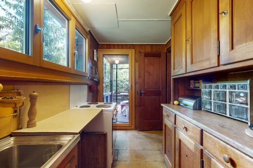 cuisine avec armoires marron moyen, medium brown cabinets, plans de travail, light countertops, et inside property
