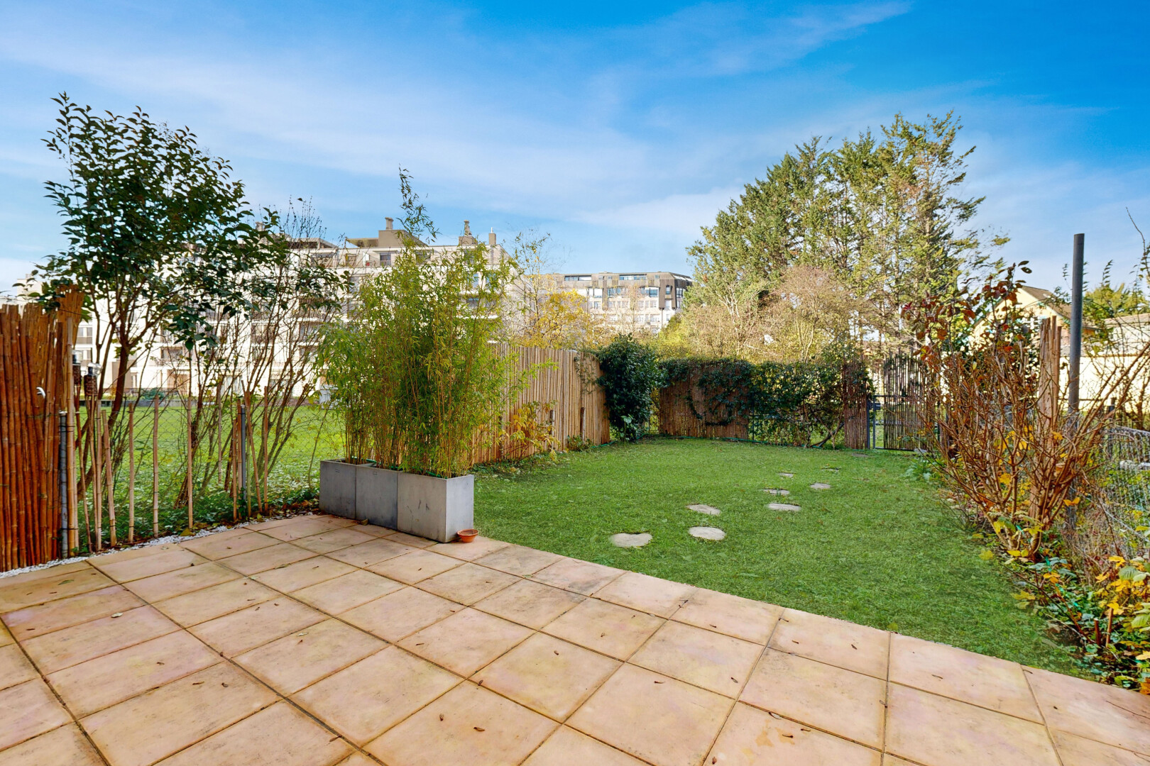 jardin avec from property, terrasse, clôture, pelouse, et day time
