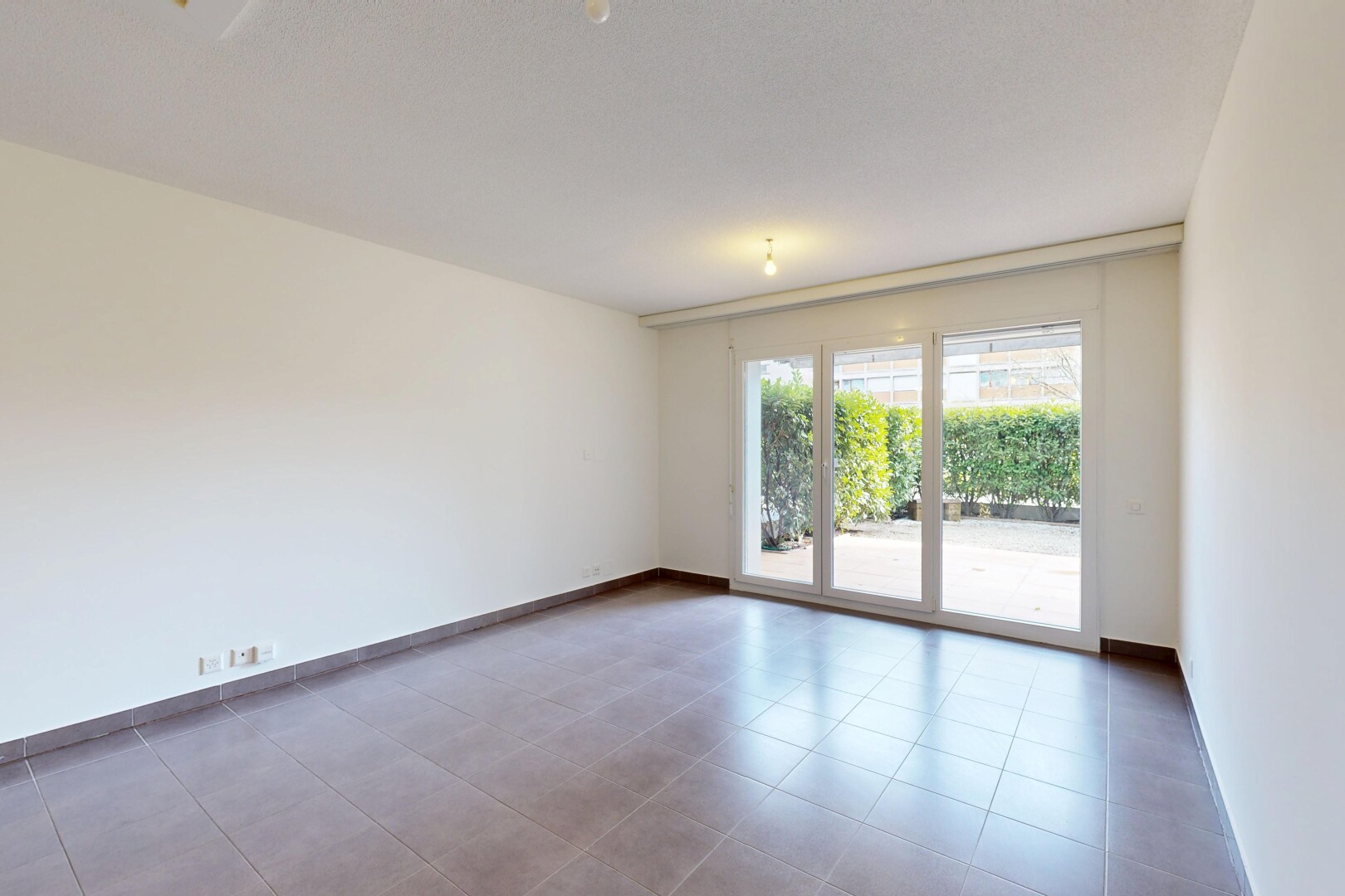 pièce vide avec natural light, lumière naturelle, drywall, cloison sèche, et inside property