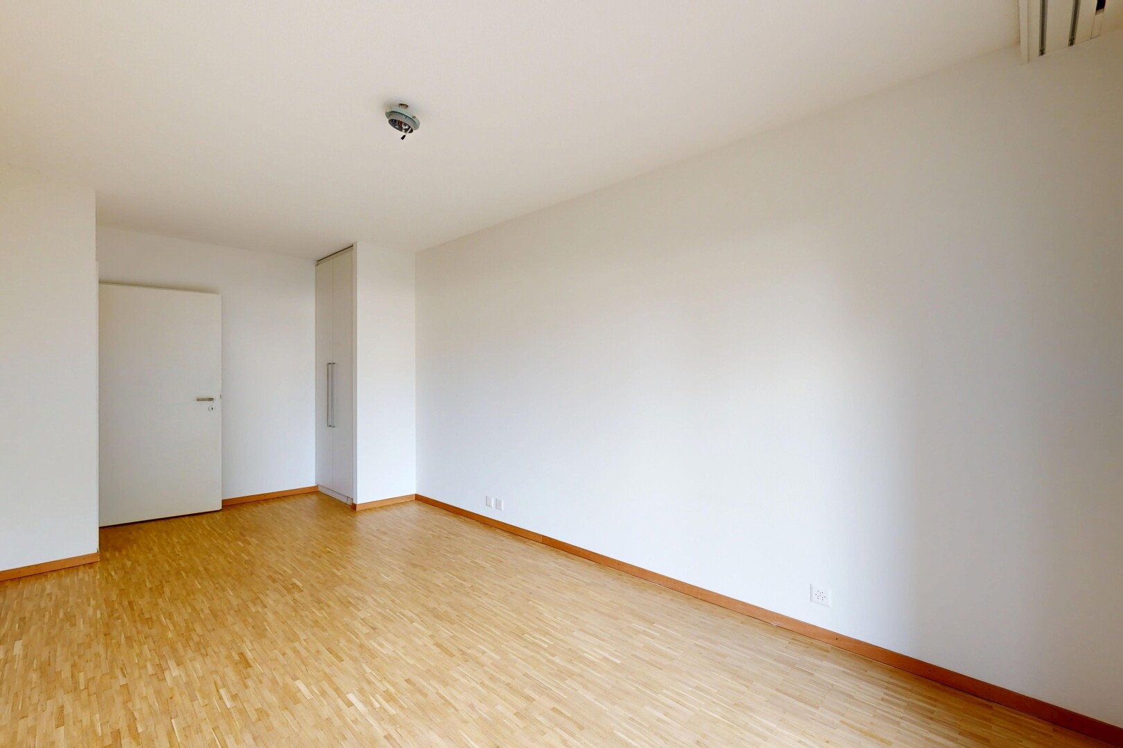 pièce vide avec drywall, cloison sèche, inside property, baseboards wall, et plinthes murales