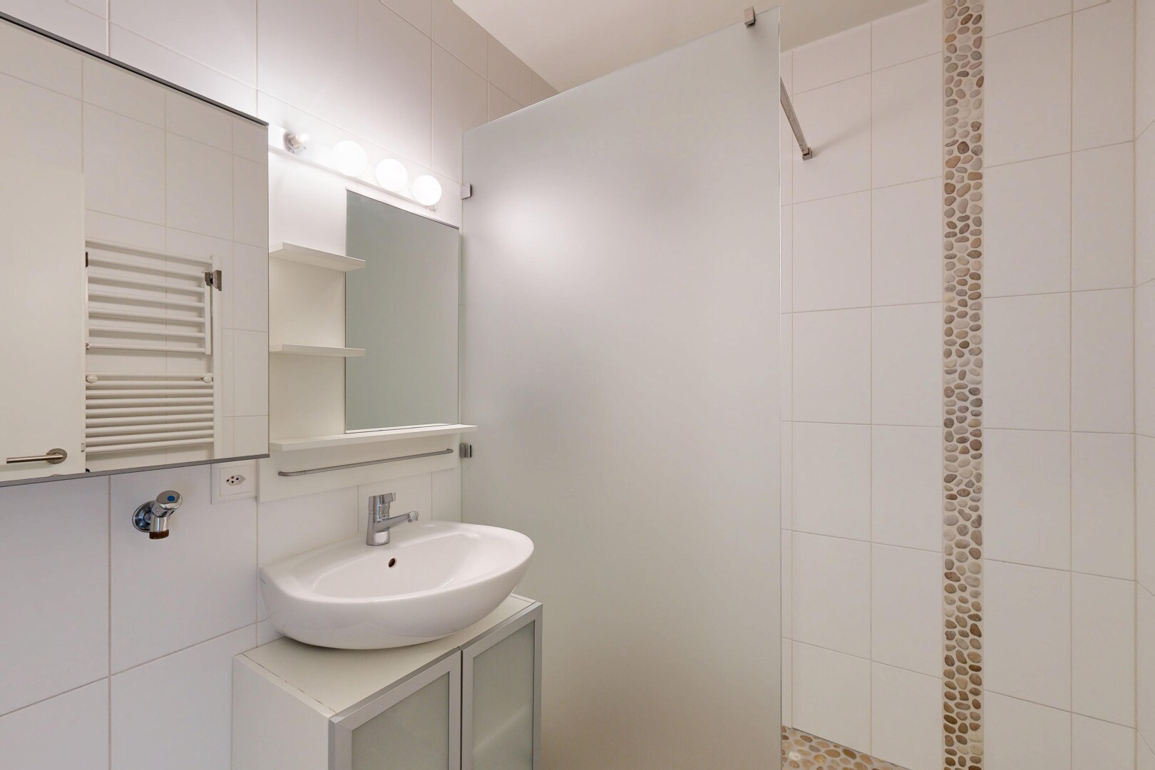 salle de bains avec radiateur, miroir, salle de bain complète, lavabo (ou coiffeuse selon le contexte), et inside property