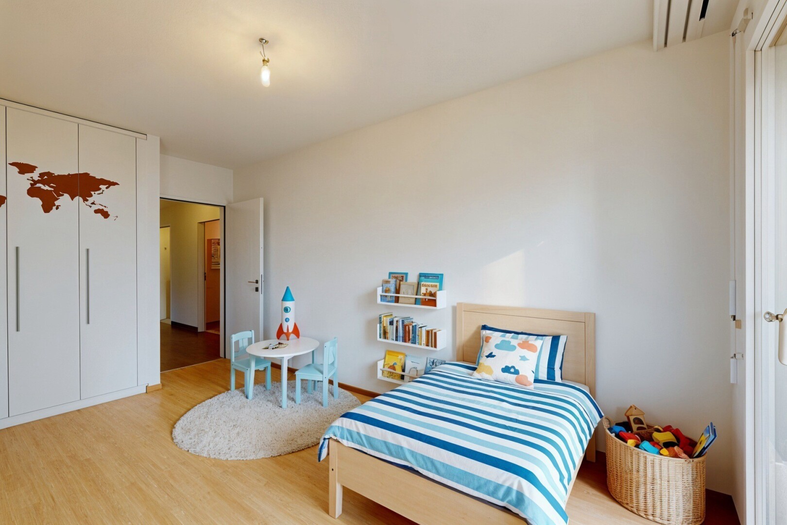 pièce vide avec drywall, cloison sèche, inside property, wood finish floor, et sol en finition bois