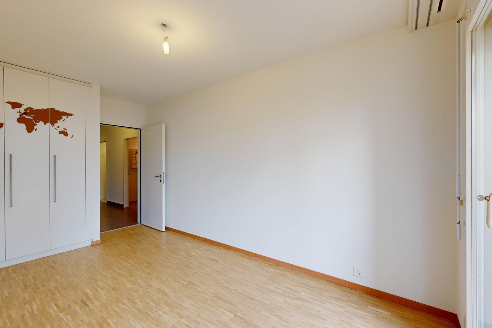 pièce vide avec drywall, cloison sèche, inside property, wood finish floor, et sol en finition bois
