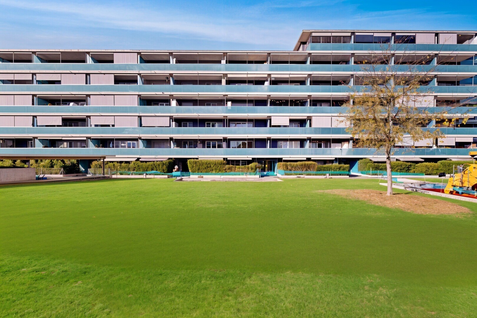 extérieur du bâtiment avec day time, vue sur le complexe d'appartements, et apartment complex view